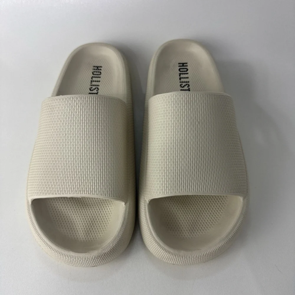 Hollister • Slides - Sandals Men’s Small Beige Foam Comfort Slip-On